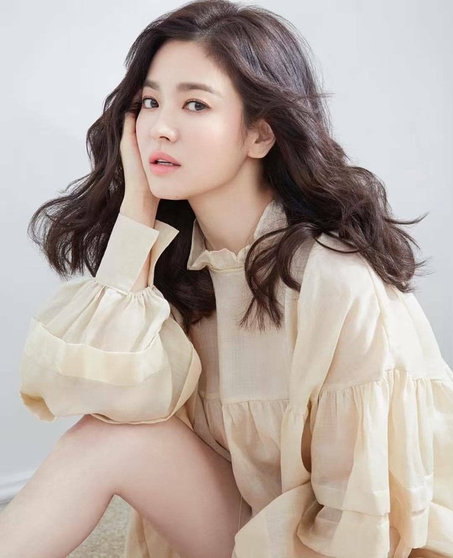 Từng là tam giác cân bất phân thắng bại của Kbiz thế nhưng chỉ sau 1 năm Song Hye Kyo lại lép vế hoàn toàn trước Kim Tae Hee và Jun Ji Hyun ở điểm này  - Ảnh 15.