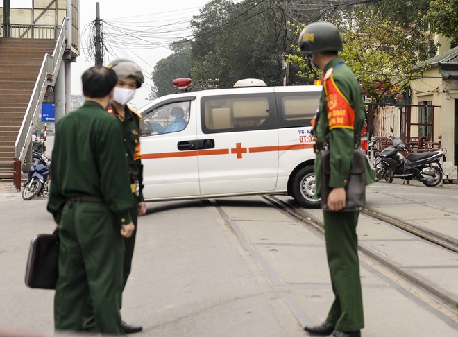 Sau phun tiêu trùng, khử độc đoàn xe ô tô đưa hàng trăm người rời viện Bạch Mai - Ảnh 4.