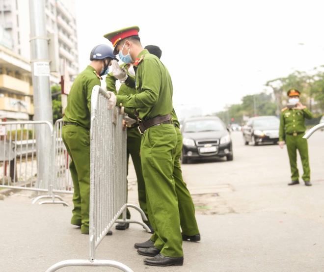 Đặt barie, biển khu vực cách ly trước cổng bệnh viện Bạch Mai - Ảnh 9.