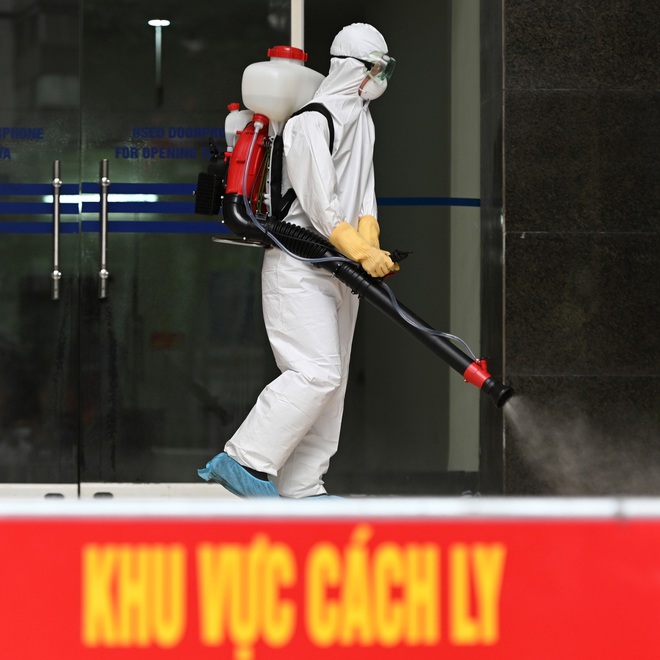 [ẢNH] Phun khử trùng toà nhà 34T Trung Hoà nơi nữ phóng viên dương tính Covid-19 sinh sống - Ảnh 6.