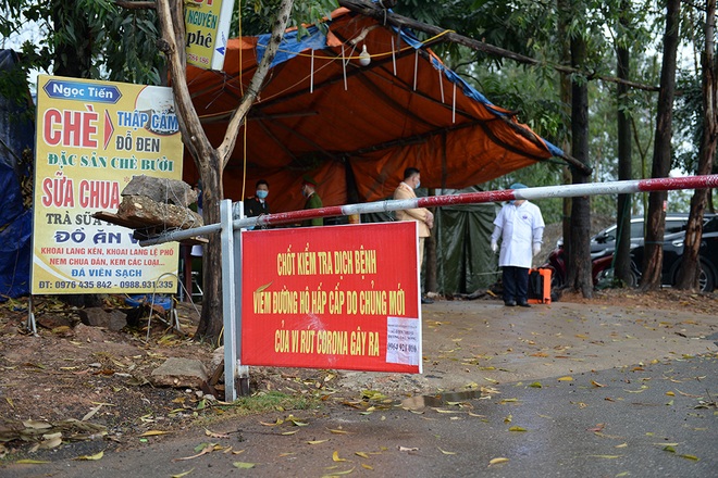 Thanh niên xã Sơn Lôi hăng say đá bóng trước giờ dỡ bỏ lệnh cách ly - Ảnh 1.