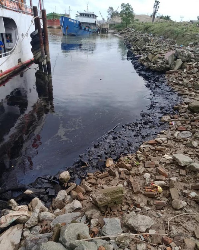 Người dân kinh hãi với vệt dầu đen kịt, đặc quánh ở bờ sông Lam - Ảnh 1.