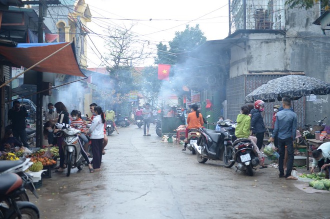 Thanh niên xã Sơn Lôi hăng say đá bóng trước giờ dỡ bỏ lệnh cách ly - Ảnh 7.