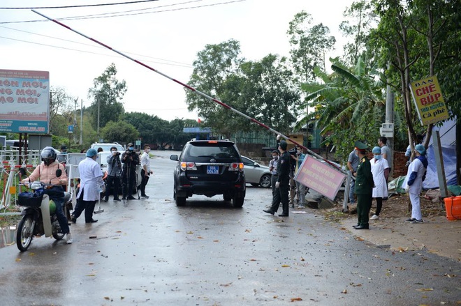 Thanh niên xã Sơn Lôi hăng say đá bóng trước giờ dỡ bỏ lệnh cách ly - Ảnh 5.