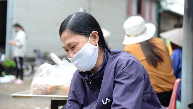 Thanh niên xã Sơn Lôi hăng say đá bóng trước giờ dỡ bỏ lệnh cách ly - Ảnh 12.