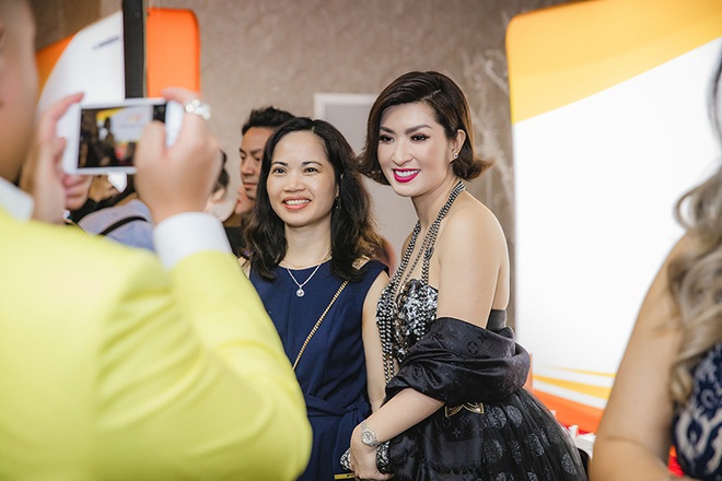 Ca sĩ Nguyễn Hồng Nhung đi sự kiện bằng siêu xe Ferrari trị giá 11 tỷ - Ảnh 5.