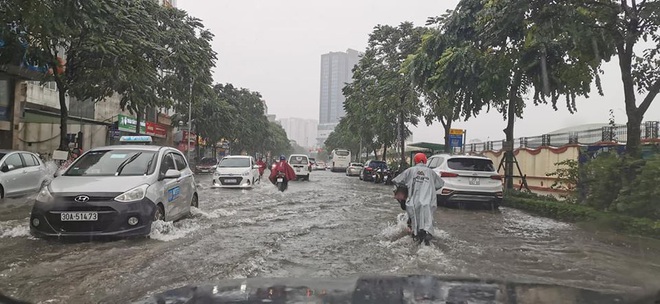 Mây đen giăng kín trời gây mưa lớn khiến nhiều tuyến phố ở Hà Nội ngập sâu - Ảnh 3.