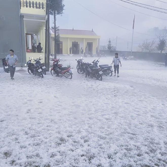 Chuyên gia lý giải hiện tượng mưa đá to bằng viên bi phủ trắng như tuyết trên đường ở Lai Châu - Ảnh 1.