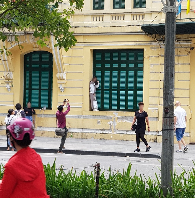 Cô gái trẻ trèo lên cửa sổ nhà cổ Hà Nội để sống ảo, dân tình người bênh kẻ chê nhưng nhận gạch nhiều nhất lại là chủ nhân bức ảnh chụp trộm - Ảnh 4. Cô gái trẻ trèo lên cửa sổ nhà cổ Hà Nội để sống ảo, dân tình người bênh kẻ chê nhưng nhận gạch nhiều nhất lại là chủ nhân bức ảnh chụp trộm - Ảnh 4.