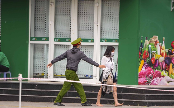 Cô gái vội vã rời khỏi toà nhà có người dương tính Covid-19 lần 1, may mắn công an phát hiện kịp Cô gái vội vã rời khỏi toà nhà có người dương tính Covid-19 lần 1, may mắn công an phát hiện kịp