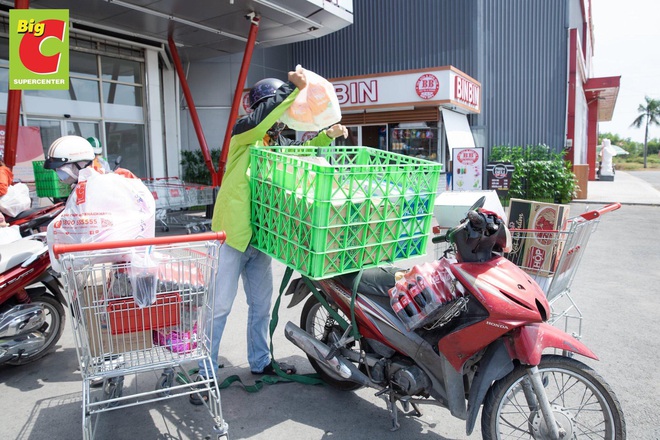 Sợ Covid-19 lây lan, siêu thị lớn tại Hà Nội dựng vách ngăn, dán miếng giữ khoảng cách - Ảnh 10.