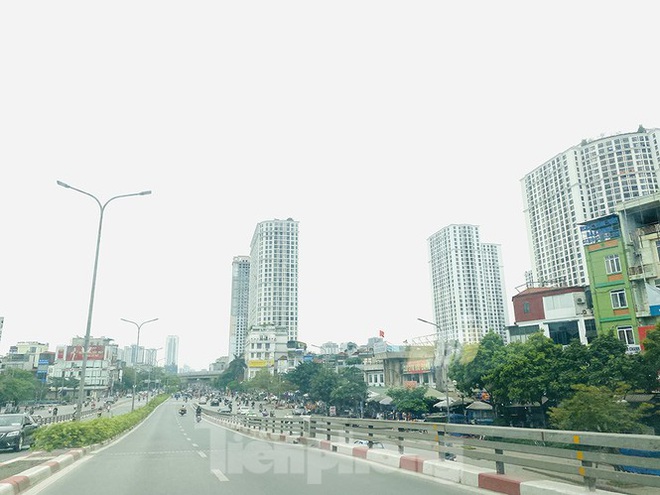 Đường phố Hà Nội vắng vẻ trong ngày đầu tuần đi làm mùa dịch COVID-19 - Ảnh 2.