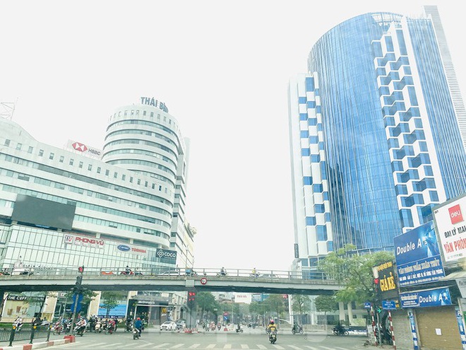 Đường phố Hà Nội vắng vẻ trong ngày đầu tuần đi làm mùa dịch COVID-19 - Ảnh 3.