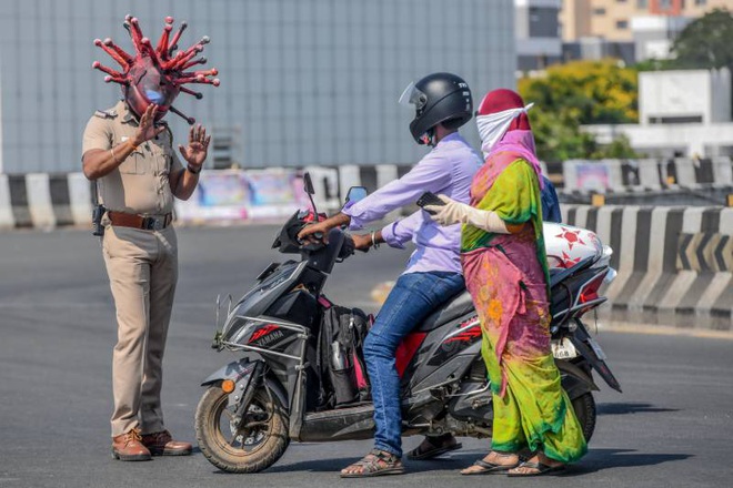 Cảnh sát Ấn Độ đội mũ bảo hiểm độc nhất vô nhị hình virus SARS-CoV-2 để dọa người dân không ra khỏi nhà - Ảnh 7.