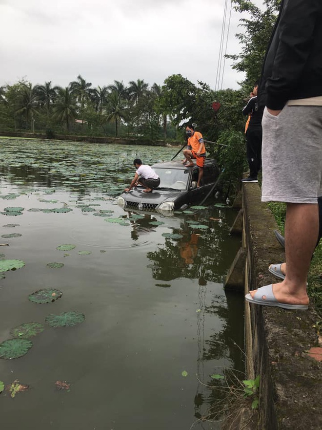 Ô tô 7 chỗ ngụp lặn giữa hồ sen, hiện trường tai nạn khiến dân mạng ám ảnh - Ảnh 3.