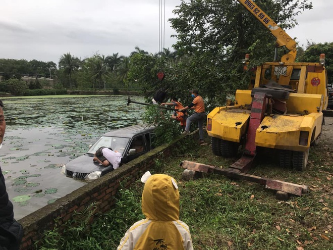 Ô tô 7 chỗ ngụp lặn giữa hồ sen, hiện trường tai nạn khiến dân mạng ám ảnh - Ảnh 4.