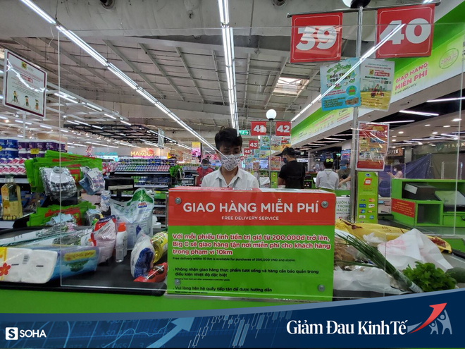 Sợ Covid-19 lây lan, siêu thị lớn tại Hà Nội dựng vách ngăn, dán miếng giữ khoảng cách - Ảnh 9.