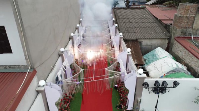 Đám cưới ở Hà Nội có người đốt pháo đỏ đường: Nhà chức trách phải đến nhà làm việc lần thứ 2 - Ảnh 2.