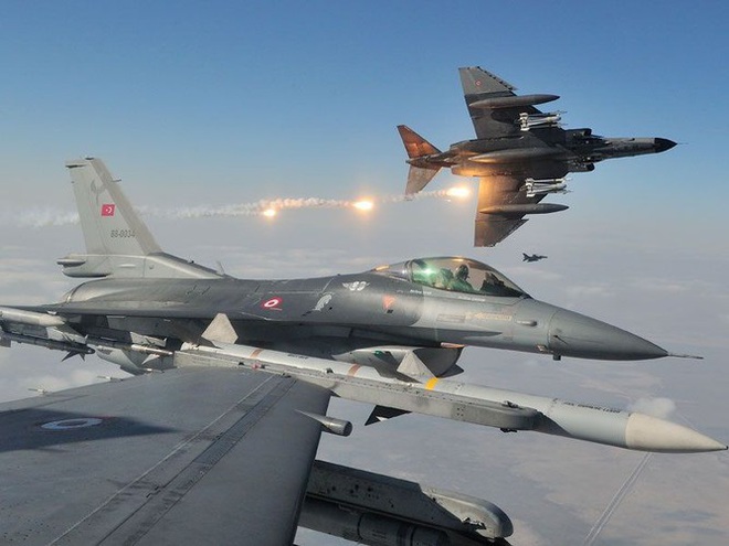 [ẢNH] Sát thần AGM-65 trên F-16 Thổ Nhĩ Kỳ phá tung biên đội xe tăng Syria - Ảnh 12.