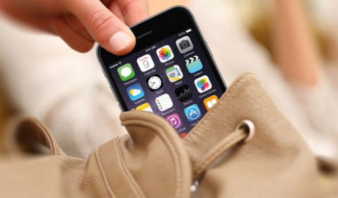 Bắt xe chạy quá tốc độ, cảnh sát Mỹ bất ngờ phát hiện vụ lừa đảo với 55 chiếc iPhone - Ảnh 1.