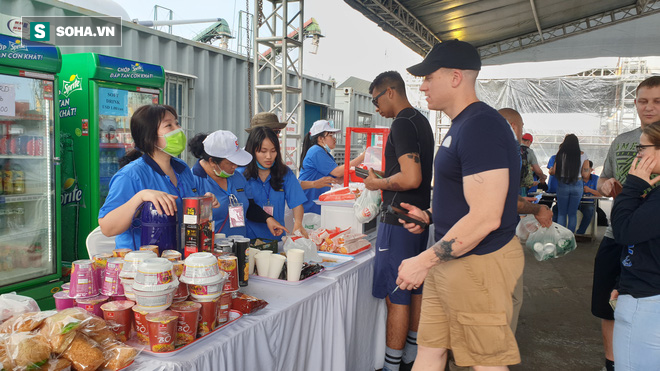 Thủy thù tàu sân bay USS Theodore Roosevelt thích thú mua bánh mỳ Việt Nam - Ảnh 2.