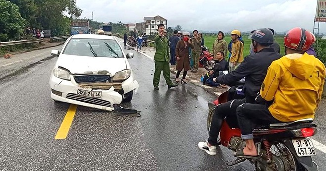 Tai nạn liên hoàn giữa xe con và 2 xe máy, 3 người phải nhập viện cấp cứu - Ảnh 1.