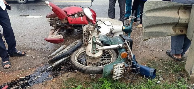 Tai nạn liên hoàn giữa xe con và 2 xe máy, 3 người phải nhập viện cấp cứu - Ảnh 2.