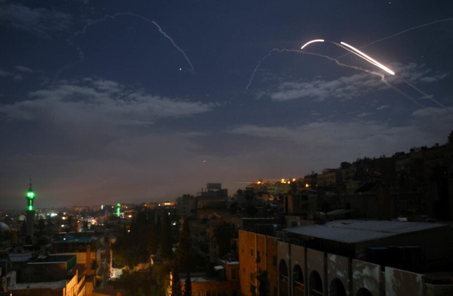 Syria bị tấn công ở cả miền Nam và miền Trung, các hệ thống phòng không đánh trả quyết liệt - Ảnh 1.