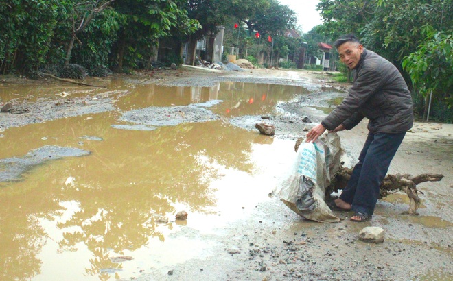 Chằng chịt ổ voi, ổ gà trên con đường "đau khổ" ở huyện nông thôn mới