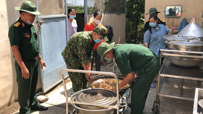 Tiêu chuẩn bộ đội ăn thế nào, người ở khu cách ly được ăn như vậy - Ảnh 1.