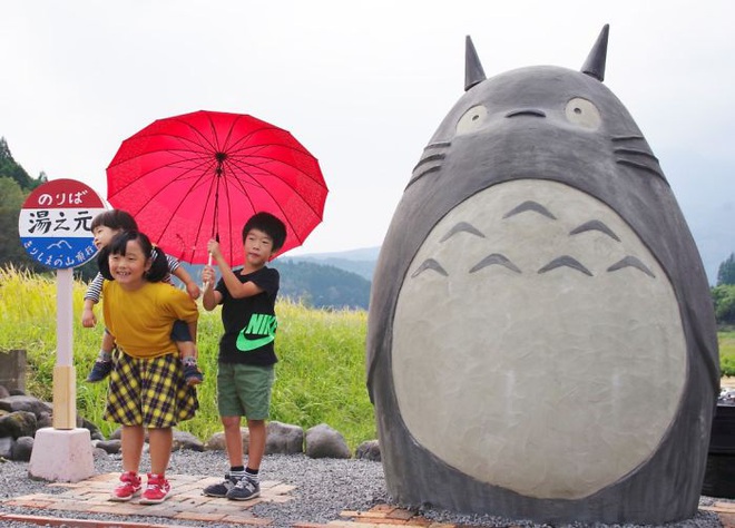 Mê phim hoạt hình Totoro, đôi vợ chồng già cặm cụi làm trạm xe bus độc nhất vô nhị, khách thi nhau tìm đến chụp ảnh - Ảnh 15.