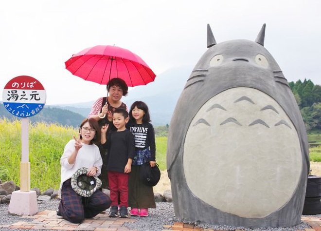 Mê phim hoạt hình Totoro, đôi vợ chồng già cặm cụi làm trạm xe bus độc nhất vô nhị, khách thi nhau tìm đến chụp ảnh - Ảnh 16.