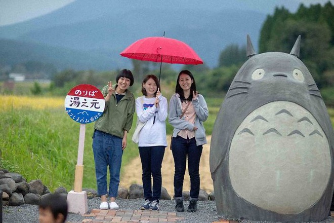 Mê phim hoạt hình Totoro, đôi vợ chồng già cặm cụi làm trạm xe bus độc nhất vô nhị, khách thi nhau tìm đến chụp ảnh - Ảnh 18.