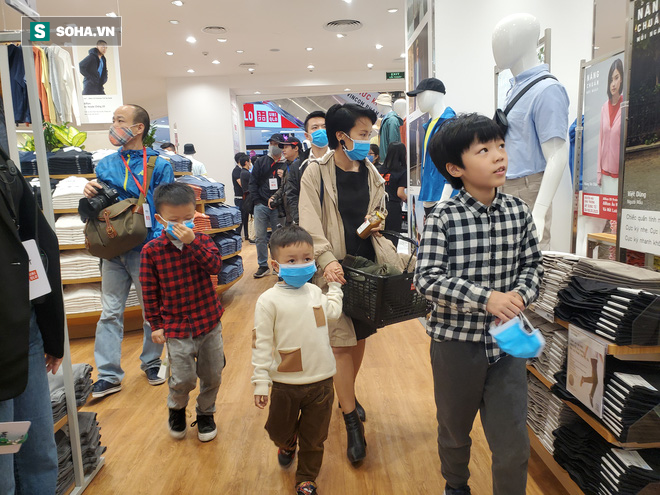 Hàng trăm khách đeo khẩu trang xếp hàng chờ mua sắm ở cửa hàng Uniqlo đầu tiên tại Hà Nội - Ảnh 6.