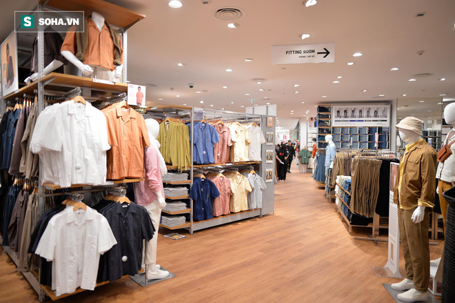 Hàng trăm khách đeo khẩu trang xếp hàng chờ mua sắm ở cửa hàng Uniqlo đầu tiên tại Hà Nội - Ảnh 9.