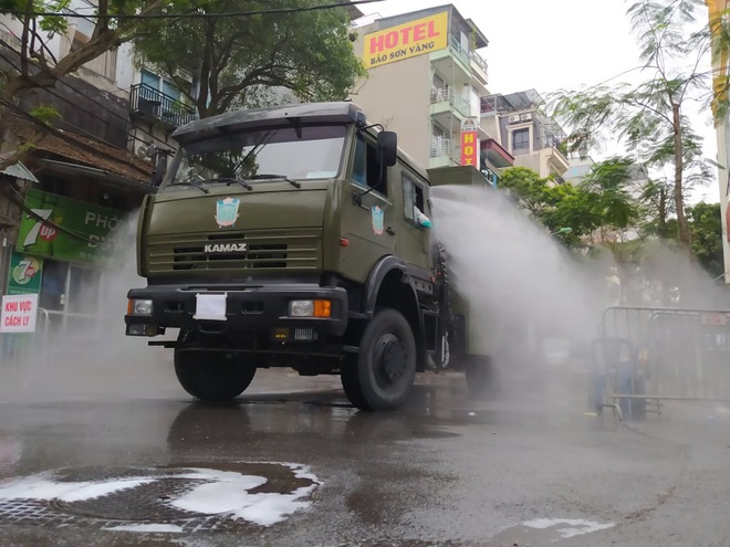 Hà Nội: Phun thuốc tiêu trùng khử độc ở nơi phát hiện bệnh nhân thứ 17 dương tính Covid-19 - Ảnh 1.