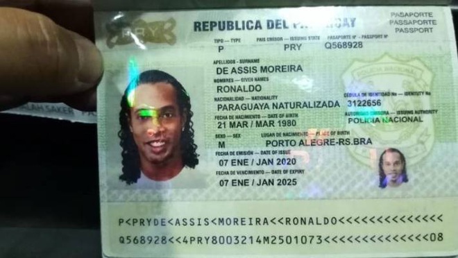 Ronaldinho bất ngờ bị giam trong đồn cảnh sát, phải lấy chăn che đi còng tay - Ảnh 2.