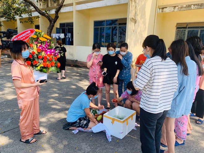 [Ảnh] Ngày Quốc tế phụ nữ đặc biệt của những cô gái bên trong khu cách ly Covid-19 - Ảnh 6.