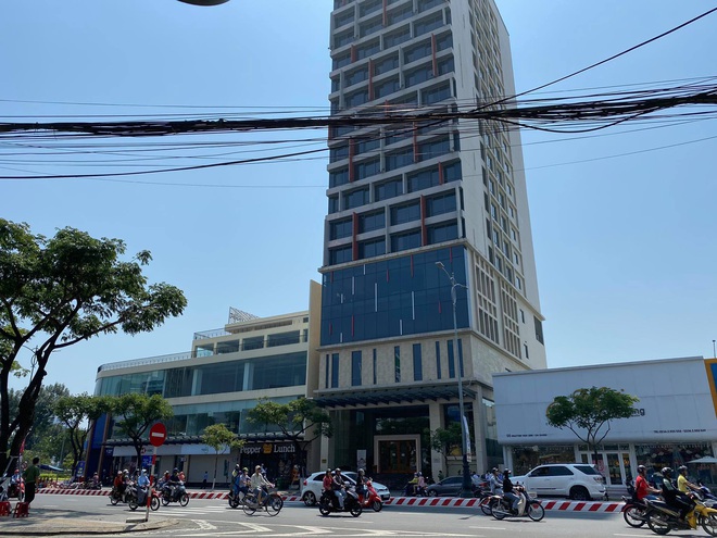 2 bệnh nhân người Anh nhiễm Covid-19 ở Đà Nẵng vừa kể thêm điểm đến trong hành trình: 1 cơ sở massage, 1 quán cà phê... - Ảnh 1.