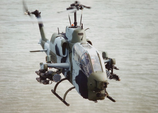 [ẢNH] Thổ Nhĩ Kỳ cho rắn hổ mang AH-1W vào tìm diệt xe tăng T-90 Syria? - Ảnh 2.