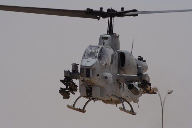 [ẢNH] Thổ Nhĩ Kỳ cho rắn hổ mang AH-1W vào tìm diệt xe tăng T-90 Syria? - Ảnh 3.