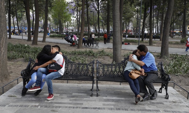 24h qua ảnh: Các cặp đôi hôn nhau trong công viên ở Mexico - Ảnh 6.