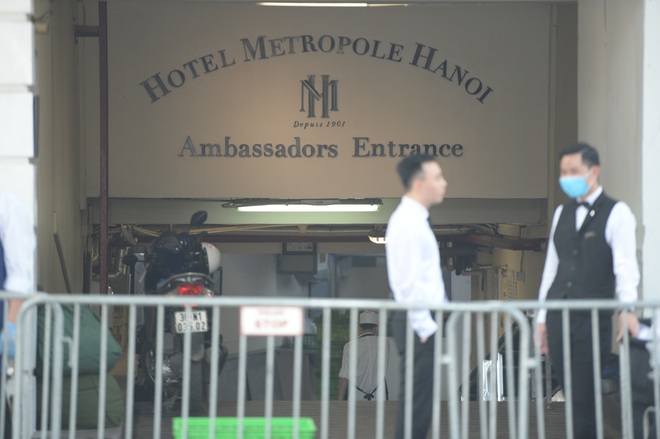 [Ảnh] Khách sạn Metropole tạm đóng cửa, nhân viên nhận thực phẩm qua barie sau khi 2 du khách dương tính Covid-19 lưu trú - Ảnh 12.