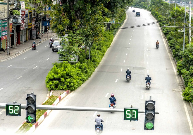 [Ảnh] Hà Nội lạ lẫm trong ngày đầu cách ly toàn xã hội trong vòng 15 ngày - Ảnh 3.