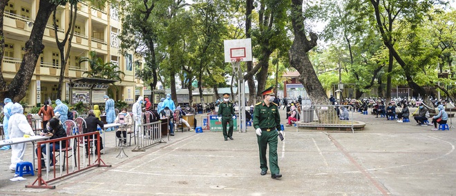 Hàng trăm người dân xếp hàng đợi xét nghiệm nhanh COVID-19 có kết quả trong 10 phút ở Hà Nội - Ảnh 4.