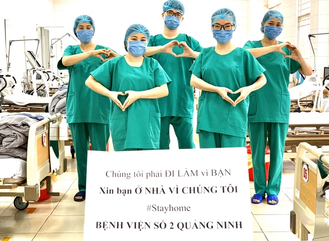 Xúc động khoảnh khắc bác sĩ Bệnh viện dã chiến số 2 Quảng Ninh gặp vợ và nói chuyện từ xa qua hàng rào chắn - Ảnh 4.