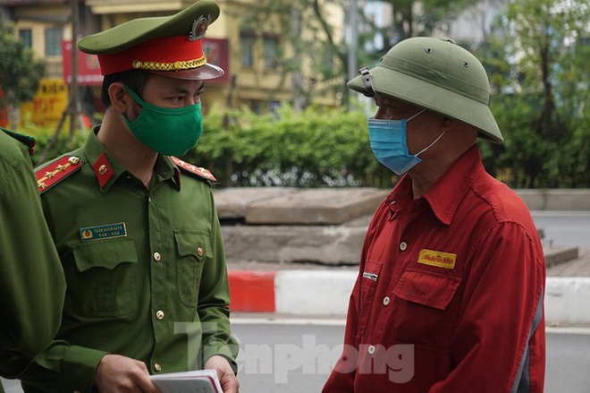 Dịch Covid-19 ngày 1/4: Xử phạt nhiều người không đeo khẩu trang trong ngày đầu cách ly toàn xã hội; Việt Nam có 212 ca bệnh, 1 ca lây nhiễm trong cộng đồng - Ảnh 2.