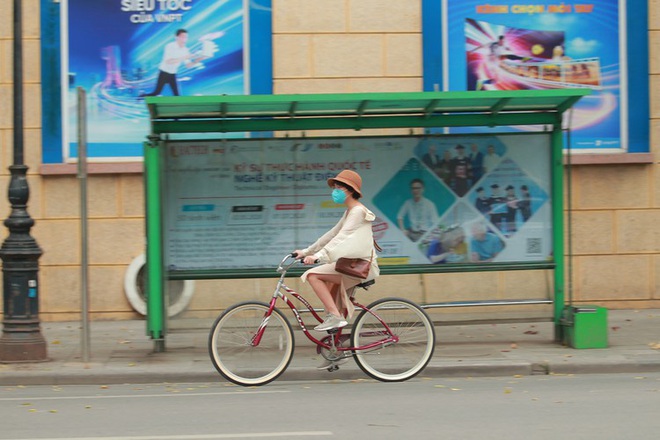 Hà Nội trong ngày đầu thực hiện cách ly toàn xã hội phòng chống dịch Covid-19 - Ảnh 11.