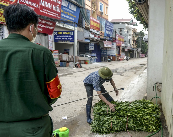 Nữ nhân viên y tế trực chốt tại Hạ Lôi nơi có 5 người mắc COVID-19 bật khóc khi nhắc về con - Ảnh 6.