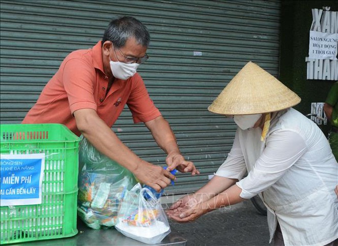  Dịch COVID-19: Những suất ăn gắn kết tình người  - Ảnh 1.